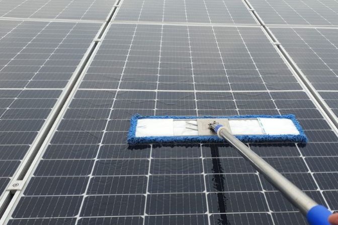 Cách Vệ Sinh Tấm Pin Năng Lượng Mặt Trời Đúng Cách Để Duy Trì Hiệu Suất