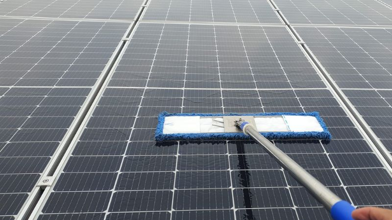 Cách Vệ Sinh Tấm Pin Năng Lượng Mặt Trời Đúng Cách Để Duy Trì Hiệu Suất
